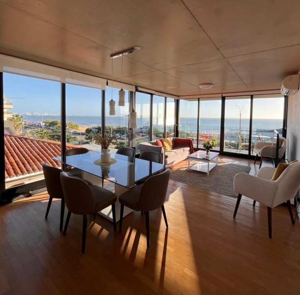 Espectacular casa sobre el mar en la Posta en alquiler y venta.